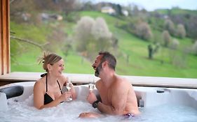 Wohlfühloase am Trausdorfberg mit Sauna, Whirlpool und Panorama